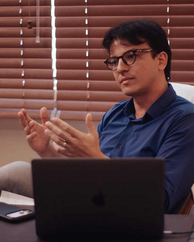 Dr. Renato Lima em atendimento e planejamento clínico