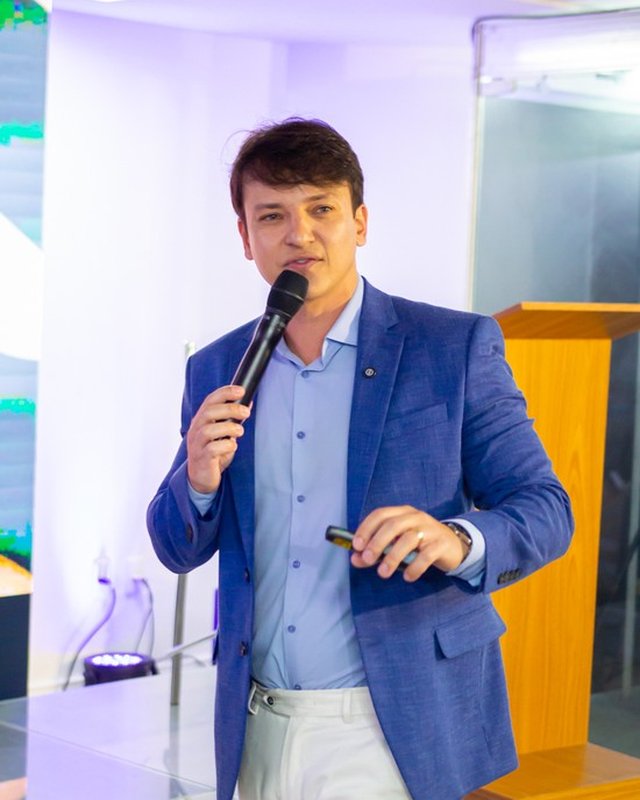 Dr. Renato Lima palestrando em congresso